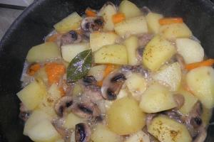 Картопля з грибами в соусі як приготувати 10