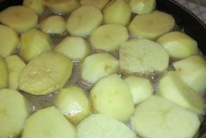Тушкована картопля з курячою печінкою як приготувати 6