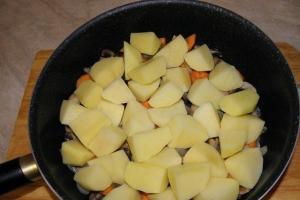 Картопля з грибами в соусі як приготувати 7