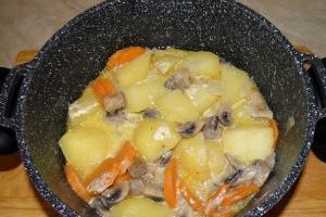 Гриби з картоплею в сметанному соусі як приготувати 10