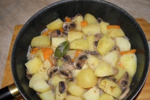 Картопля з грибами в соусі як приготувати 11