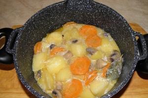 Гриби з картоплею в сметанному соусі як приготувати 13