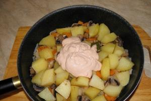 Картопля з грибами в соусі як приготувати 14