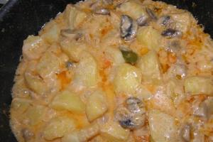 Картопля з грибами в соусі як приготувати 15
