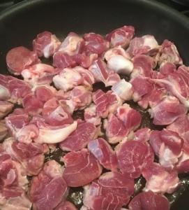 Смажене м'ясо зі свинячої рульки як приготувати 3