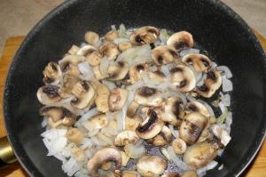 Картопля з грибами в соусі як приготувати 4