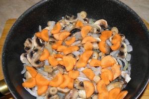 Картопля з грибами в соусі як приготувати 5