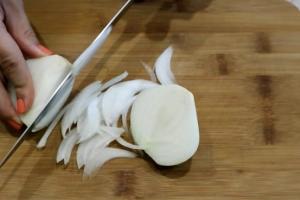 Свинина з грибами, помідорами і цибулею як приготувати 5