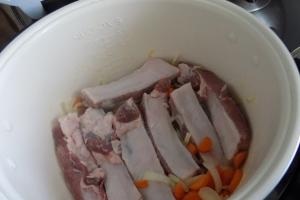 Свинячі ребра з овочами і куркумою як приготувати 5
