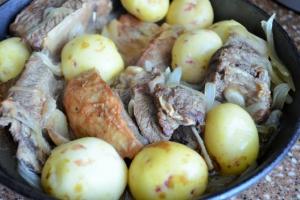 Яловичі ребра з картоплею і цибулею як приготувати 5