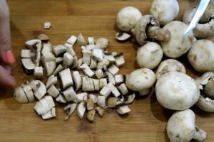 Свинина з грибами, помідорами і цибулею як приготувати 6