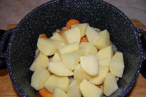 Гриби з картоплею в сметанному соусі як приготувати 7