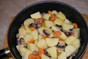 Картопля з грибами в соусі як приготувати 8
