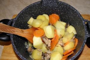 Гриби з картоплею в сметанному соусі як приготувати 8