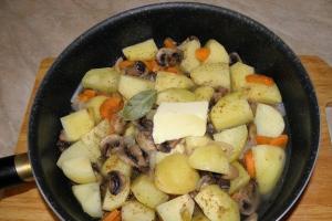 Картопля з грибами в соусі як приготувати 9