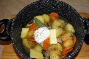 Гриби з картоплею в сметанному соусі як приготувати 9