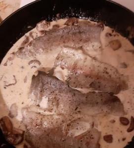 Біла риба, тушкована на грибах і вершках інгредієнти 9